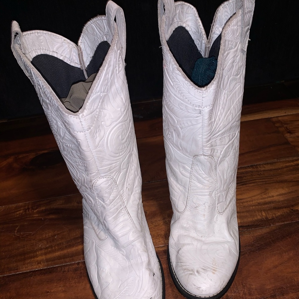 Women’s whiter cowboy boot